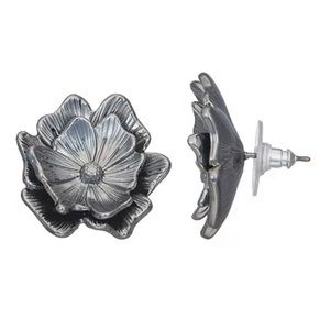 NWT Simply Vera Vera Wang Silver Tone Large Flower Stud Earrings